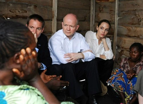 Angelina Jolie và ba tháng âm thầm phẫu thuật ngực ảnh 1