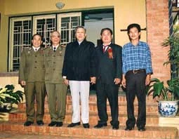 Ông Cảnh (thứ hai từ phải sang) cùng trung tướng Đồng Sỹ Nguyên chụp hình lưu niệm