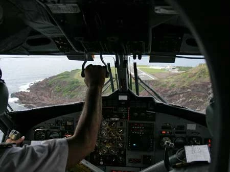 Buồng lái của DCH-6 được trang bị các thiết bị điện tử hiện đại. Buồng lái của DCH-6 được trang bị các thiết bị điện tử hiện đại.