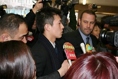 Trần Quán Hy bị phóng viên "bao vây" sau phiên tòa.