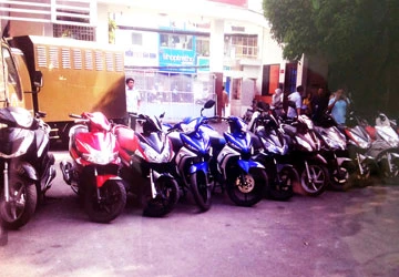 Bắt nhóm cầm xe gian bằng giấy tờ giả ảnh 1