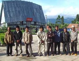 Một số đối tượng đạo “Tin lành Đêga” ở làng Phùm Ang trước giờ làm lễ bỏ đạo.