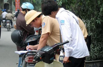 Tung cảnh sát giao thông mặc thường phục xử lý người không đội mũ bảo hiểm ảnh 2