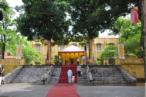 Hoàng thành Thăng Long là quần thể di tích gắn với lịch sử kinh thành Thăng Long, được các triều đại xây dựng trong nhiều giai đoạn lịch sử. Thành bao quanh bởi đường Trần Phú - Điện Biên Phủ - Độc Lập - Hoàng Văn Thụ - Hoàng Diệu - Phan Đình Phùng và Nguyễn Tri Phương. Ngày 1/8, khu di tích trung tâm Hoàng thành Thăng Long được UNESCO công nhận là Di sản Văn hóa thế giới. Phạm vi di sản được thế giới công nhận chính là khu khảo cổ 18 Hoàng Diệu và các di tích cạnh đó. Đây chính là trục trung tâm của Cấm Thành còn sót lại, gồm: Cột cờ - Đoan Môn - Kính Thiên - Hậu Lâu và Bắc Môn. Đoan Môn, cửa chính đi vào Hoàng thành Điện Kính Thiên, nơi vua và các bá quan trong triều họp bàn quyết định việc nước. Đây vốn là trung tâm của Hoàng Thành. Hậu Lâu, nơi các cung tần mỹ nữ ở. Kiến trúc Hậu Lâu gồm các lớp mái lầu lợp bằng ngói ống, các mái đao trang trí đầu rồng. Cổng dẫn vào điện Kính Thiên được xây gạch với kiểu nóc mái chồng 2 lớp. Súng thần công bằng gang trước cửa điện Kính Thiên Rồng đá trước điện. Thành Bắc Môn được xây bằng đá tảng, gạch nung rất kiên cố từ triều Nguyễn Hai vết đại bác của quân Pháp bắn vào thành Hà Nội ngày 25/4/1882 trên thành Bắc Môn. Tổng đốc Hoàng Diệu đã anh dũng chỉ huy quân dân chiến đấu bảo vệ thành. Toàn cảnh Hoàng thành nhìn từ trên cao.