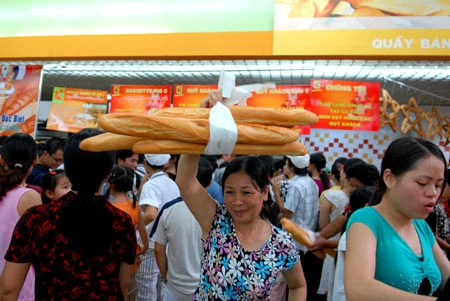 Niềm vui sau khi toát mồ hôi xếp hàng mua bánh mì. Niềm vui sau khi toát mồ hôi xếp hàng mua bánh mì.