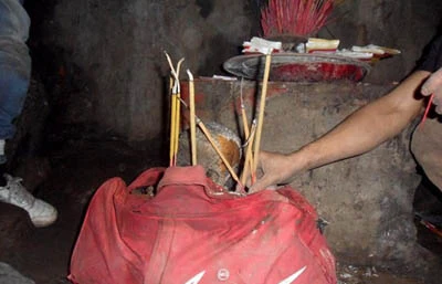 Cuộc gom xương rùng rợn và hành trình xuống cõi "âm ty" ảnh 6