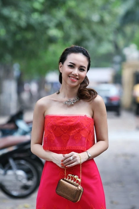 Đinh Ngọc Diệp xinh tươi dạo phố Hà Nội ảnh 7