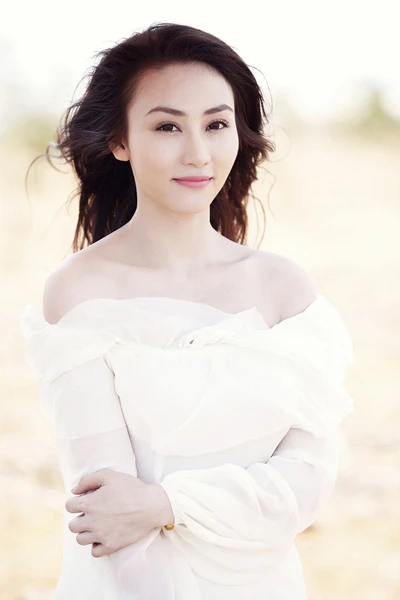 Ngân Khánh đẹp mong manh giữa đồng vắng ảnh 4