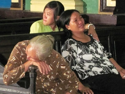 Bà nội, mẹ và em Mẫn vẫn chưa hết bàng hoàng đau đớn vì án tử hình của cậu.