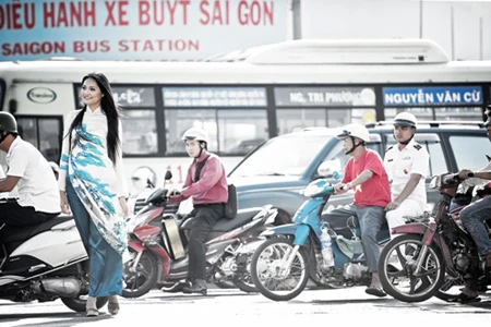 Hương Giang thành tâm điểm trên phố ảnh 3