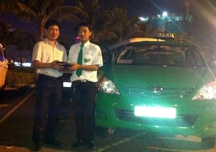 Tài xế taxi trả hơn 200 triệu đồng cho khách ảnh 1