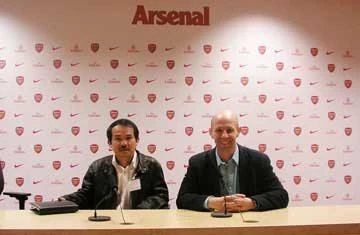 Bầu Đức bắt tay với Arsenal và giờ tính chuyện thành cổ đông lớn nhất. Ảnh: ANH MINH