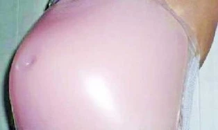 Bụng bầu giả hút khách ảnh 1