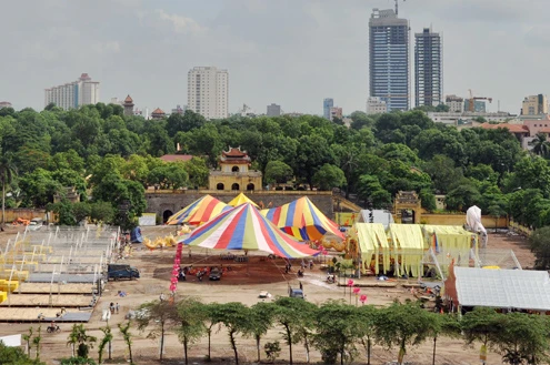 Hoàng thành Thăng Long là quần thể di tích gắn với lịch sử kinh thành Thăng Long, được các triều đại xây dựng trong nhiều giai đoạn lịch sử. Thành bao quanh bởi đường Trần Phú - Điện Biên Phủ - Độc Lập - Hoàng Văn Thụ - Hoàng Diệu - Phan Đình Phùng và Nguyễn Tri Phương. Ngày 1/8, khu di tích trung tâm Hoàng thành Thăng Long được UNESCO công nhận là Di sản Văn hóa thế giới. Phạm vi di sản được thế giới công nhận chính là khu khảo cổ 18 Hoàng Diệu và các di tích cạnh đó. Đây chính là trục trung tâm của Cấm Thành còn sót lại, gồm: Cột cờ - Đoan Môn - Kính Thiên - Hậu Lâu và Bắc Môn. Đoan Môn, cửa chính đi vào Hoàng thành Điện Kính Thiên, nơi vua và các bá quan trong triều họp bàn quyết định việc nước. Đây vốn là trung tâm của Hoàng Thành. Hậu Lâu, nơi các cung tần mỹ nữ ở. Kiến trúc Hậu Lâu gồm các lớp mái lầu lợp bằng ngói ống, các mái đao trang trí đầu rồng. Cổng dẫn vào điện Kính Thiên được xây gạch với kiểu nóc mái chồng 2 lớp. Súng thần công bằng gang trước cửa điện Kính Thiên Rồng đá trước điện. Thành Bắc Môn được xây bằng đá tảng, gạch nung rất kiên cố từ triều Nguyễn Hai vết đại bác của quân Pháp bắn vào thành Hà Nội ngày 25/4/1882 trên thành Bắc Môn. Tổng đốc Hoàng Diệu đã anh dũng chỉ huy quân dân chiến đấu bảo vệ thành. Toàn cảnh Hoàng thành nhìn từ trên cao.