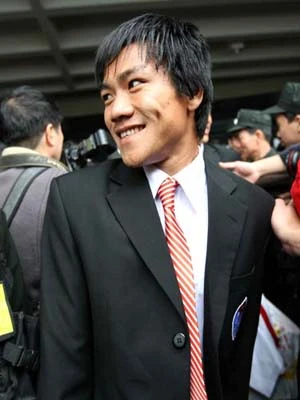 Quang Hải tại sân bay Nội Bài sau khi trở về từ trận Việt Nam thắng Thái Lan ở trận chung kết lượt đi AFF Cup 2008. (Ảnh: Quang Minh).