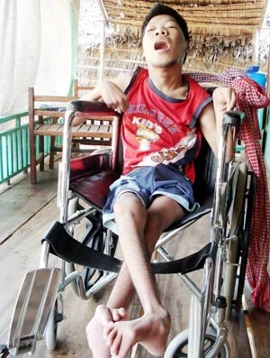 Trao xe lăn cho người nằm 26 năm ảnh 1