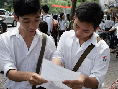 Thí sinh xem lại bài thi tốt nghiệp 2009. Ảnh: Phạm Hải Thí sinh xem lại bài thi tốt nghiệp 2009. Ảnh: Phạm Hải