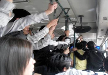 Hoảng sợ những pha gạ tình, "quấy rối" trên xe buýt ảnh 2