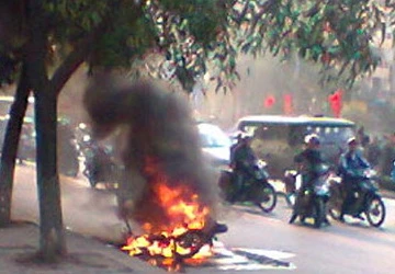 Xe Air Blade bốc cháy ảnh 1