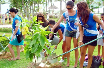 Các hoa hậu trồng cây tại Vinpearl Land. Ảnh: TN