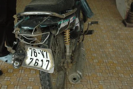 Dùng mã tấu điên loạn chém người ảnh 2 Dùng mã tấu điên loạn chém người ảnh 2