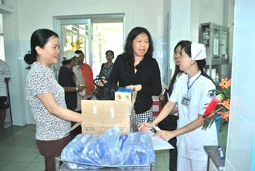 Vụ cô bé bị quăng vào đống rơm đang cháy: Cơ quan điều tra vào cuộc ảnh 2