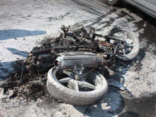 Xe SH đang đi bỗng phát nổ rồi cháy rụi ảnh 2