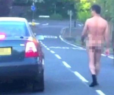 Nam thanh niên khỏa thân, tự hào diễu phố ảnh 1 Nam thanh niên khỏa thân, tự hào diễu phố ảnh 1