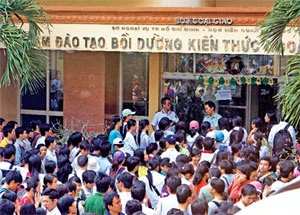 Cả ngàn người chen nhau đăng ký học TOEIC tại trung tâm đào tạo, bồi dưỡng kiến thức ngoại giao và ngoại ngữ (87 Trần Quốc Thảo, Q.3) trong sáng 16.12. Ảnh: Hồng Thái