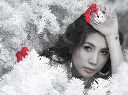 Thủy Tiên: “Khi nhận được thiệp cưới của chúng tôi thì sẽ hiểu” ảnh 1