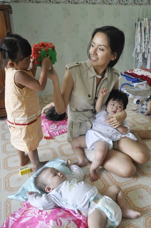 Mai Phương Thúy hồn nhiên bên trẻ thơ ảnh 5
