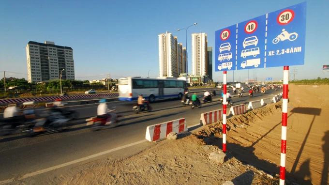 Làm đường 80 km/giờ, buộc xe chạy 40 km/giờ ảnh 1 Làm đường 80 km/giờ, buộc xe chạy 40 km/giờ ảnh 1