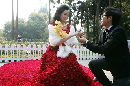 Cầu hôn thành công với chiếc váy 1999 đóa hồng ảnh 3