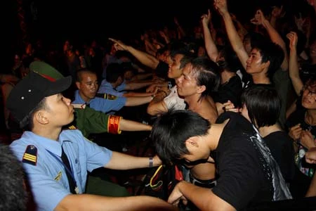 Chùm ảnh RockStorm 2010 tại TP.HCM ảnh 8