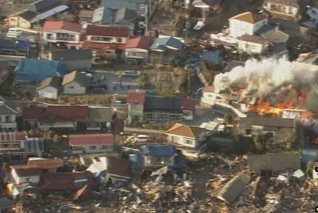 Hàng loạt nhà cửa, xe cộ bị sóng thần cuốn trôi tại Nhật ảnh 10