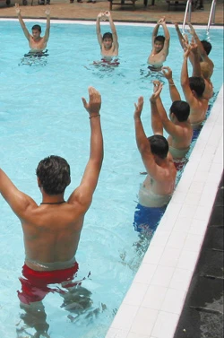 Các cầu thủ Thái Lan với trò chơi vận động tập thể bên bể bơi. Ảnh: ANH NHẬT