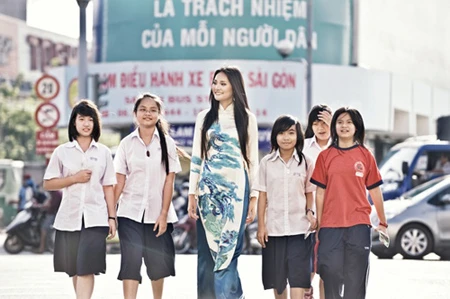 Hương Giang thành tâm điểm trên phố ảnh 9