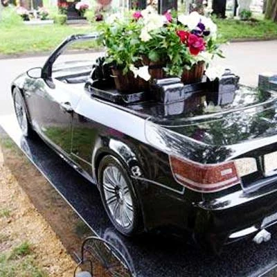 Ngôi mộ hình xe BMW ảnh 1