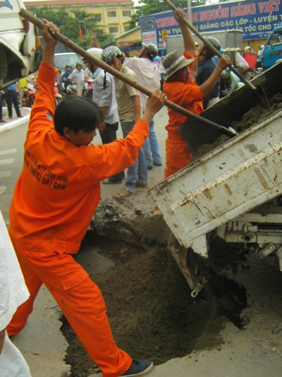 Xe tải lại lọt “hố tử thần” ở quận 12 ảnh 4