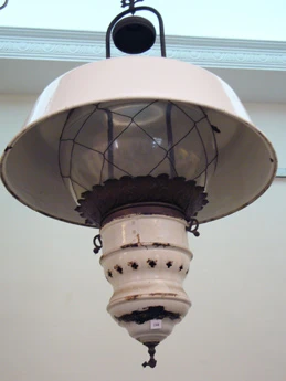 Đèn dầu (gốm - thủy tinh) thời Pháp, thế kỷ XIX. Đèn dầu (gốm - thủy tinh) thời Pháp, thế kỷ XIX.