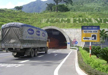 Xuất hiện các vết nứt tại hầm Hải Vân ảnh 1