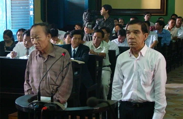 Ông Huỳnh Ngọc Sĩ bị khởi tố tội nhận hối lộ ảnh 1