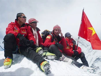 Các VĐV Việt Nam trên một đỉnh núi đã chinh phục trong quá trình rèn luyện.