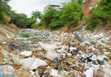 Suối ô nhiễm: Chính quyền đổ qua đổ lại ảnh 1 Suối ô nhiễm: Chính quyền đổ qua đổ lại ảnh 1