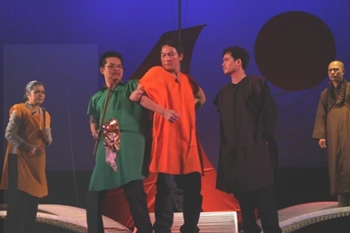 Một cảnh khác trong vở “Đến bến bờ bên kia”- Ảnh Nguyễn Đình Toán. Một cảnh khác trong vở “Đến bến bờ bên kia”- Ảnh Nguyễn Đình Toán.