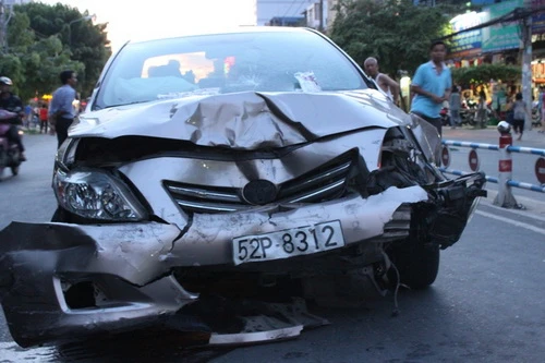 Tai nạn nghiêm trọng: 11 xe máy bể nát, 2 người chết, 10 người nguy kịch ảnh 4