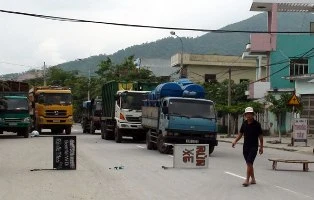 Dân mang thùng, giường ra đường chặn xe ben gây ô nhiễm ảnh 1