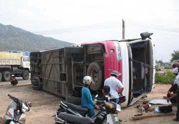 Xe chở đoàn giáo viên bị lật ảnh 1