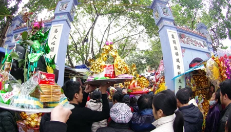 Chen lấn, xô đẩy vay tiền đầu năm ở đền Bà Chúa Kho ảnh 1 Chen lấn, xô đẩy vay tiền đầu năm ở đền Bà Chúa Kho ảnh 1