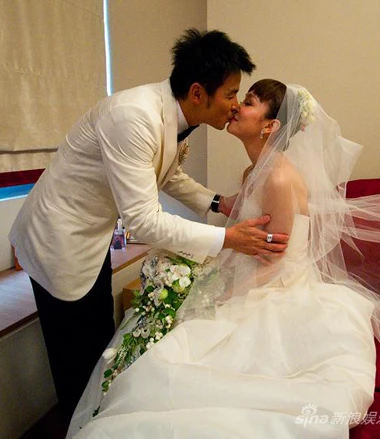 Đôi tân lang, tân nương trao nhau nụ hôn ngọt ngào.